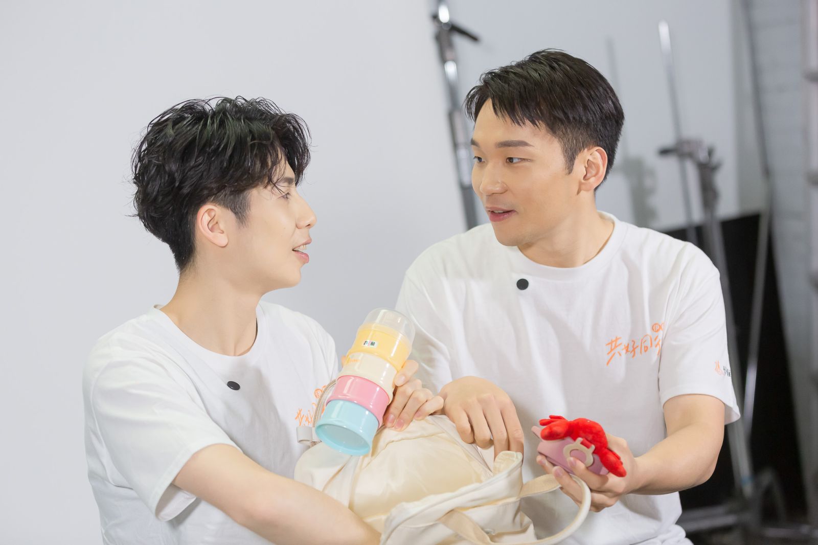 公益大使李洋、林郁婷 開箱媽媽包後，發現孩子的家長實在很偉大。