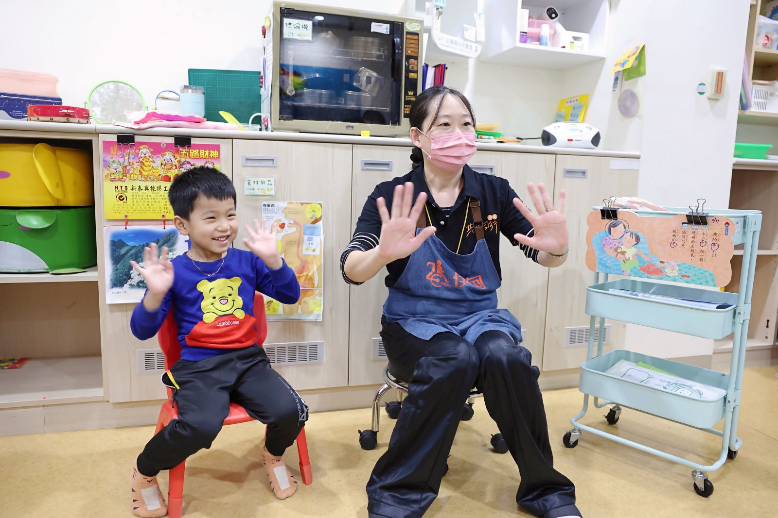 對於衝動行為，老師則是透過給指令及立規矩 讓大宸學習遵循，並完成交辦的任務。