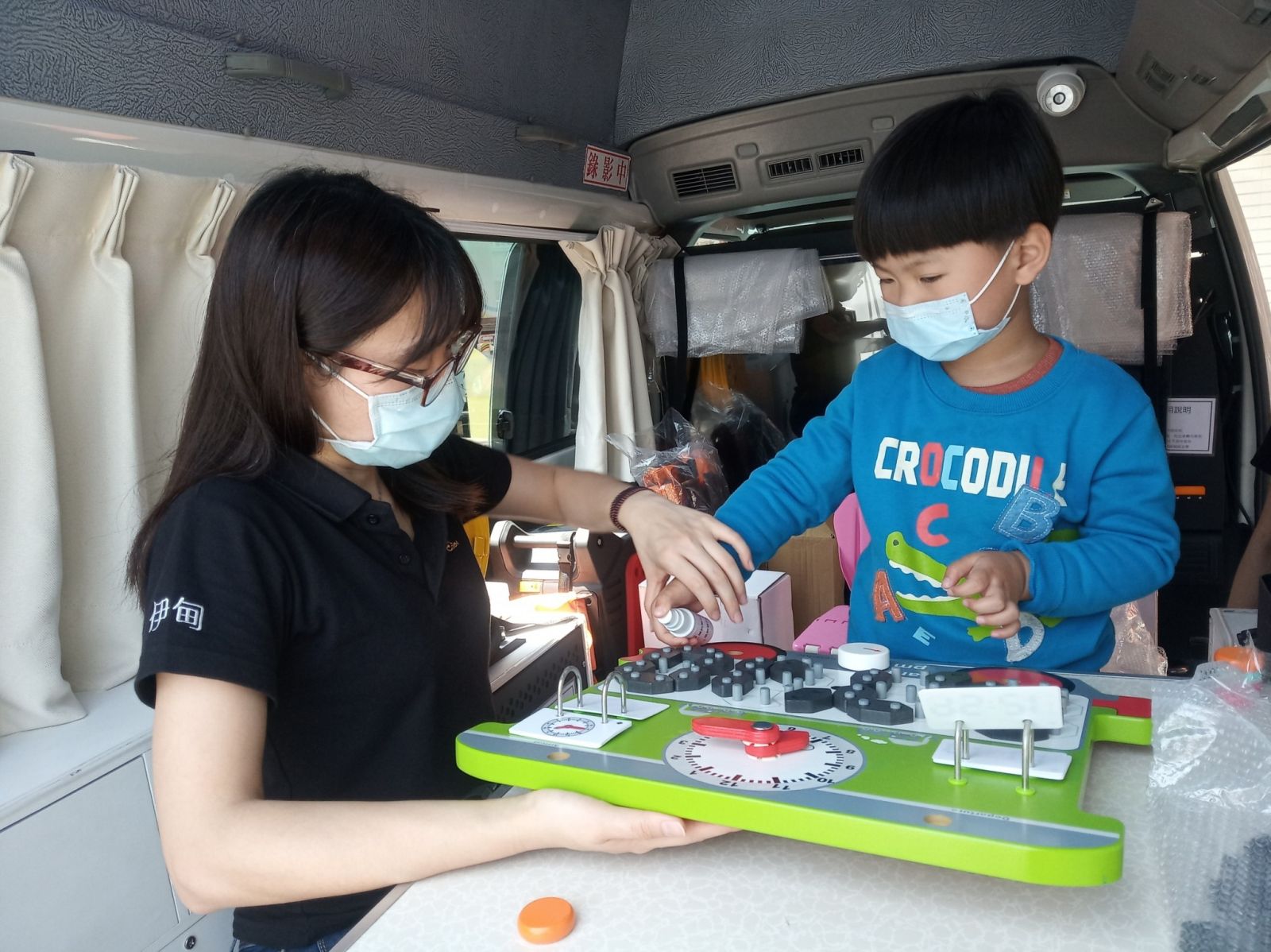 載著滿車的玩具與教具，穿梭在各個偏遠角落早療行動車化身行走式教室，將療育資源帶入 讓沒辦法「出」來的孩子，也能得到療育支持！