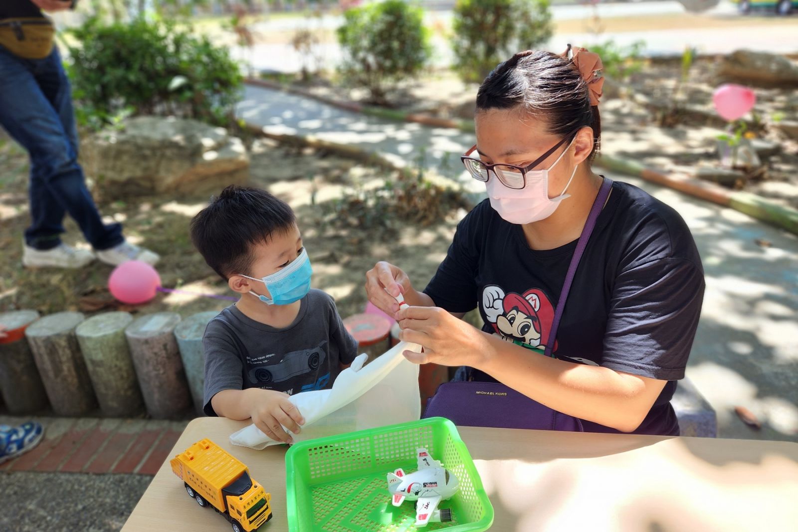 小孟母子一起把布綁起弄圖案。