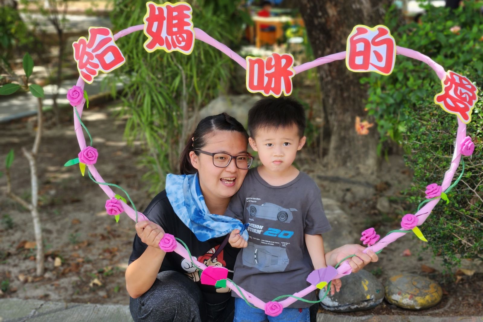 慢飛天使小孟(右)親自為媽媽圍上領巾合影。