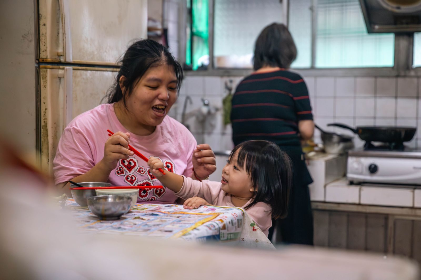 3歲慢飛天使阿妞，因家庭教養功能不足，難以給予孩子完善的照顧支持。
