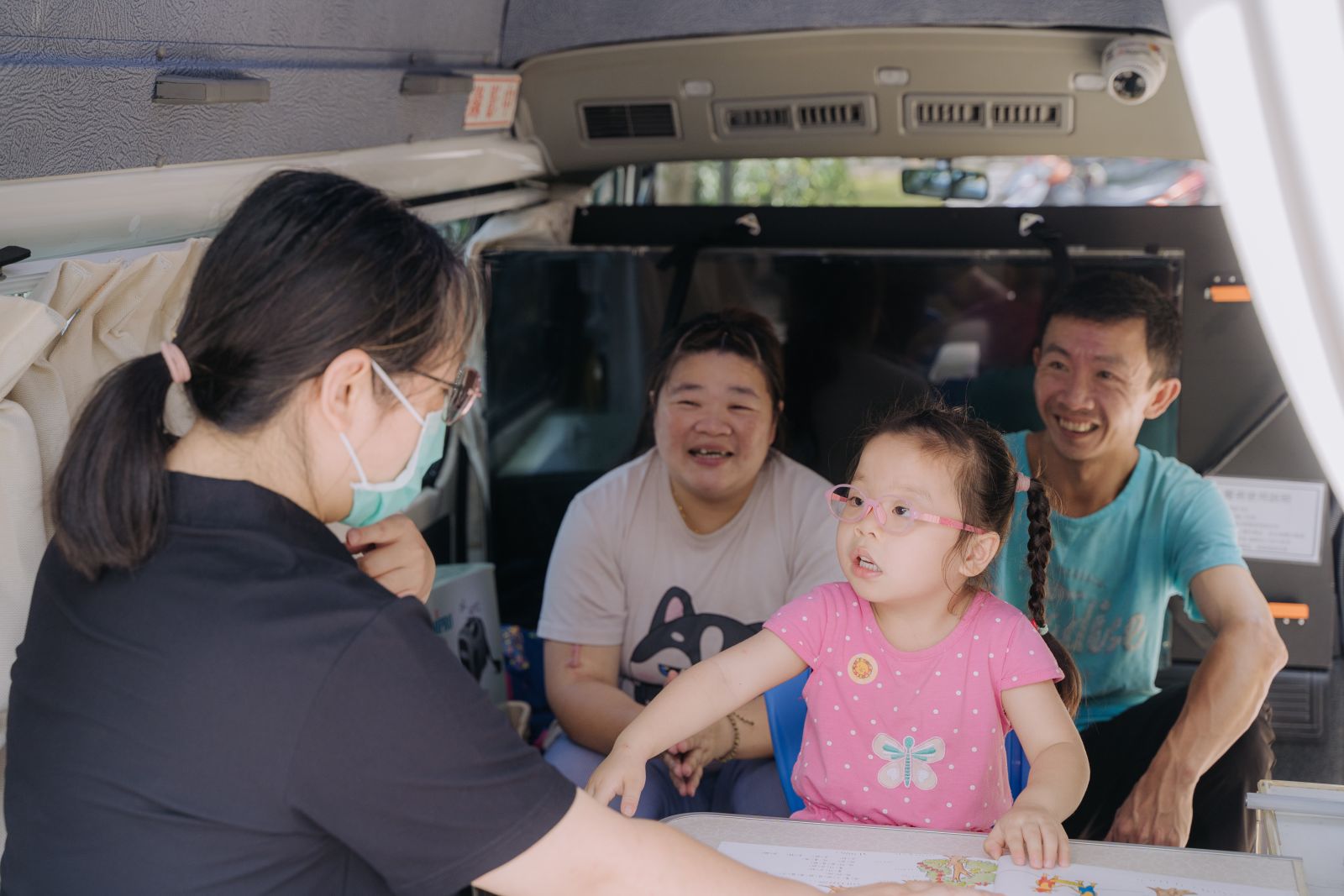 5歲的慢飛天使珍珍，在早療行動服務車上，在社工與老師的協助下，正順利銜接特教資源，繼續在學習道路上邁步前行。
